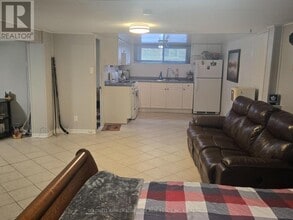 43 Golden Blvd W in Welland, ON - Building Photo - Building Photo