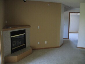 2866 Coral Ct, Unit Coral Court Lower Level in Coralville, IA - Foto de edificio - Building Photo