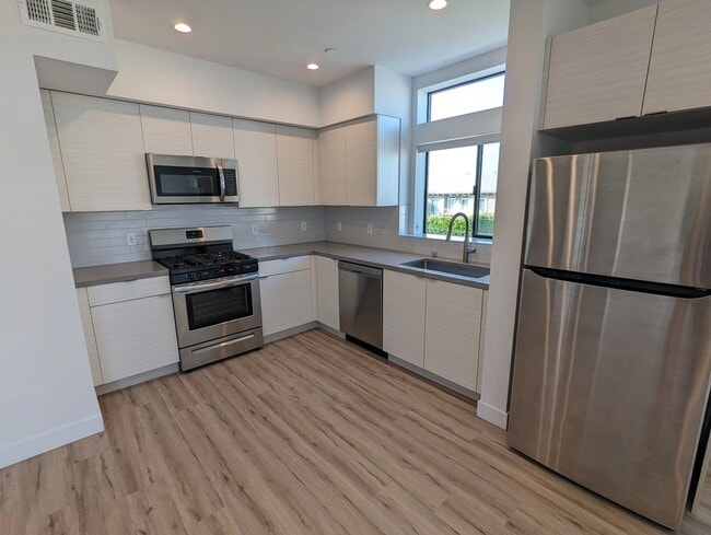 338 Mariposa Ave, Unit 301 in Los Angeles, CA - Building Photo - Building Photo