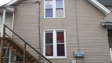 609 Lawn Ave SW, Unit SW Canton 2 bedroom 2nd f in Canton, OH - Building Photo - Building Photo