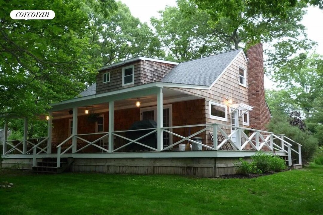 36 Woodbine Dr in East Hampton, NY - Building Photo