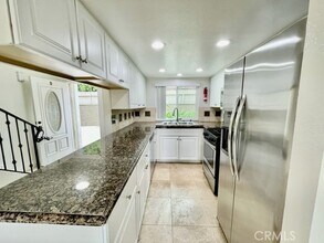 2558 Orange Ave, Unit 4 in Costa Mesa, CA - Building Photo - Building Photo