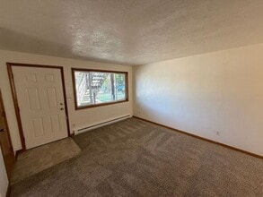 2022 Myrtle Ave NE in Salem, OR - Foto de edificio - Building Photo