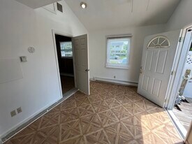 46 Glen Ln, Unit 1 in Kings Park, NY - Building Photo