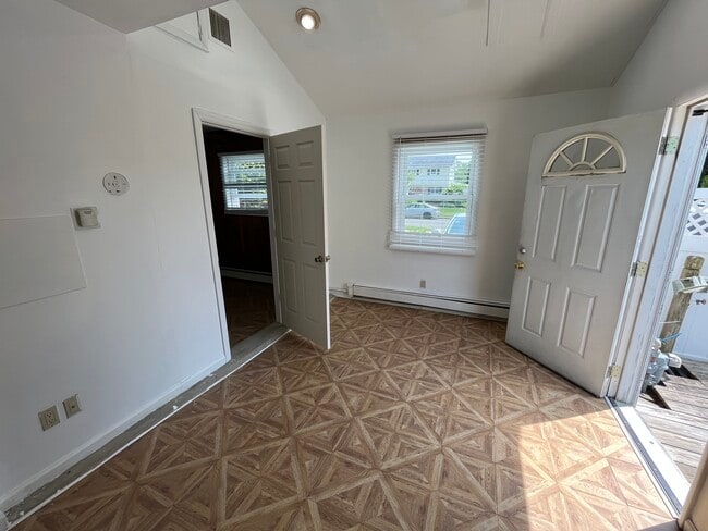46 Glen Ln, Unit 1