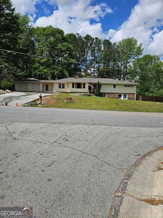 1865 Pucketts Dr SW in Lilburn, GA - Building Photo