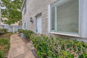 7597 Cambridge St in Houston, TX - Building Photo - Building Photo