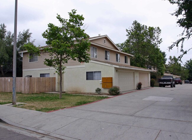 1133 Persimmon Ave in El Cajon, CA - Foto de edificio - Building Photo