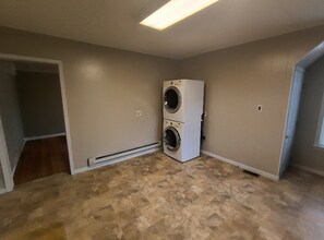 609 E Water St, Unit East in Decorah, IA - Foto de edificio - Building Photo