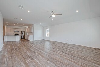 532 Comal Trl in Dayton, TX - Foto de edificio - Building Photo