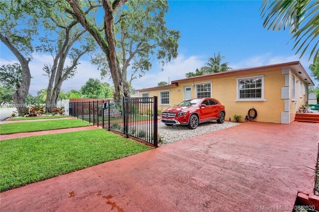 372 NE 162nd St in Miami, FL - Building Photo - Building Photo