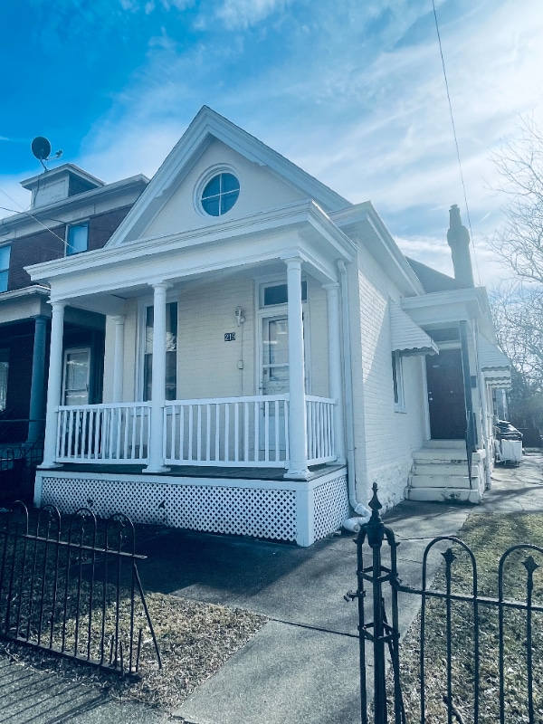 property at 219 W 15th St