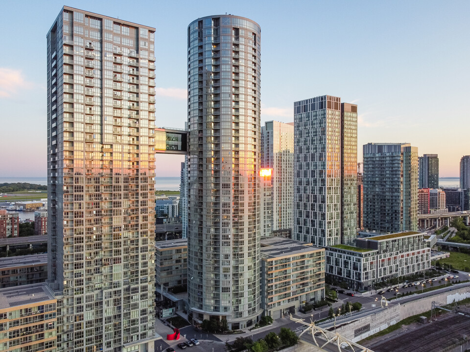 Luna Vista in Toronto, ON - Building Photo