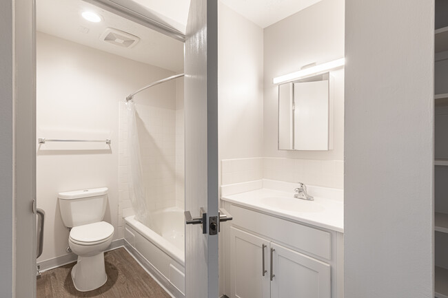 Winton House in Cincinnati, OH - Foto de edificio - Interior Photo