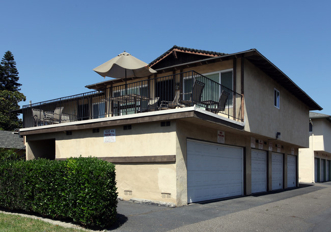 1220 S Athena Way in Anaheim, CA - Foto de edificio - Building Photo