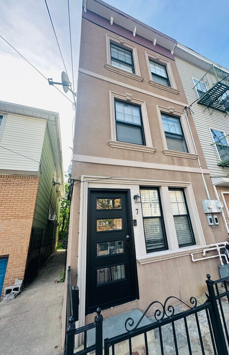 7 Wallis Ave, Unit 1 in Jersey City, NJ - Building Photo