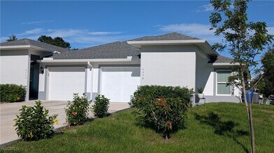 6058 Lacota Ave in Ft. Myers, FL - Foto de edificio - Building Photo