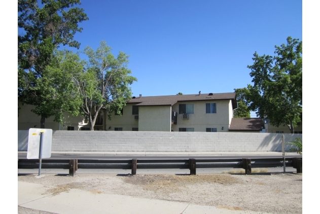 1420 Monterey St in Bakersfield, CA - Foto de edificio - Building Photo