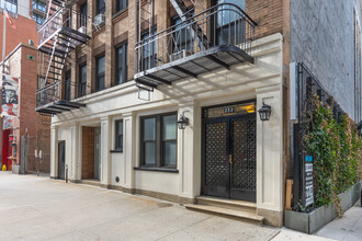 232 E 40th St in New York, NY - Building Photo - Building Photo