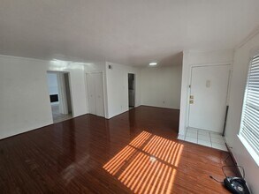 8071 Meadow Park Dr in Dallas, TX - Building Photo - Building Photo