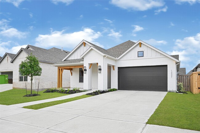 12331 Palmetto Dr in Mont Belvieu, TX - Building Photo - Building Photo