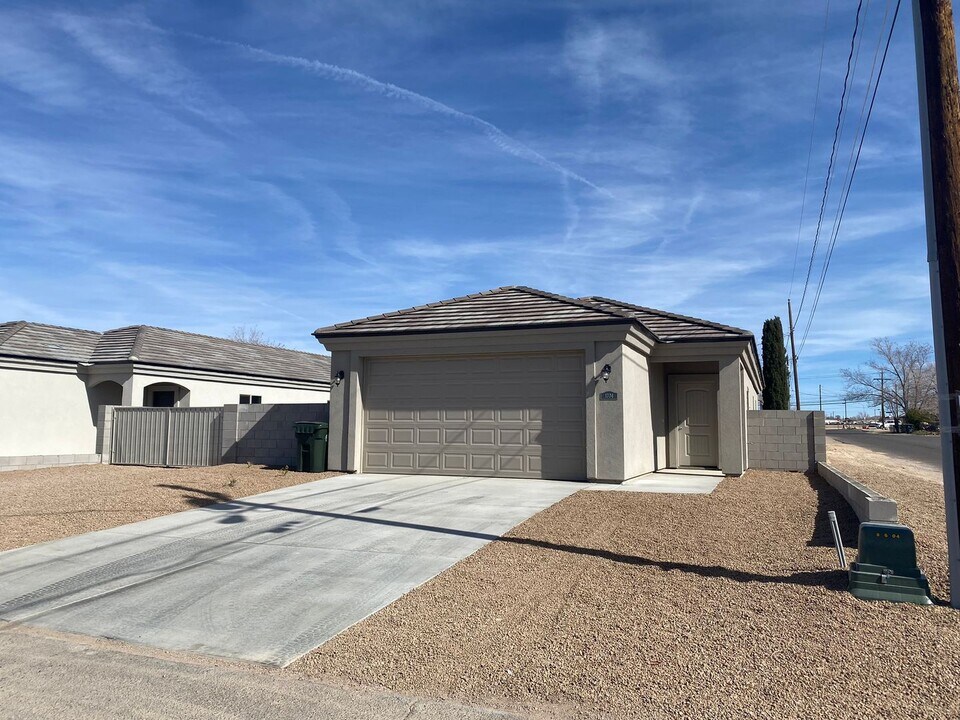 1704 Los Angeles St in Kingman, AZ - Building Photo