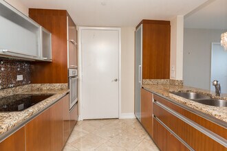 17201 Collins Ave in Sunny Isles Beach, FL - Foto de edificio - Building Photo