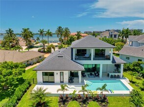 1083 Old Marco Ln in Marco Island, FL - Foto de edificio - Building Photo