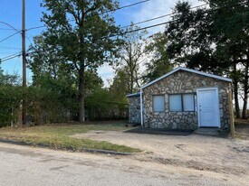 8826 Crestview Dr in Houston, TX - Building Photo