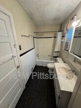 5434 Baywood St in Pittsburgh, PA - Foto de edificio - Building Photo