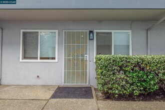 1926 Alcatraz Ave-Unit -3 in Berkeley, CA - Building Photo - Building Photo