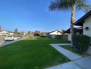 1005 Russell Ave in Bakersfield, CA - Foto de edificio - Building Photo