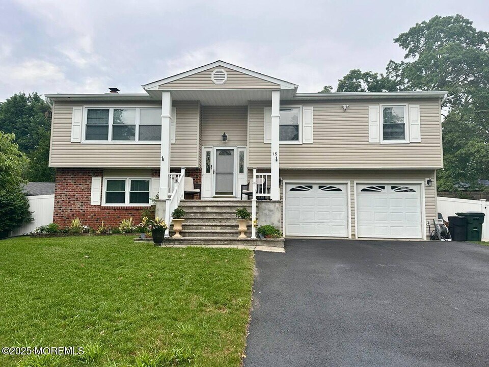 15 Bristlecone Dr in Howell, NJ - Building Photo