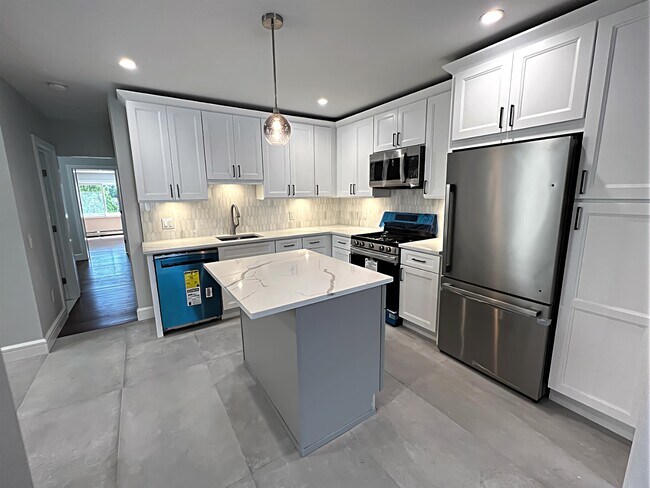 195 Hutton St-Unit -1 in Jersey City, NJ - Building Photo - Building Photo