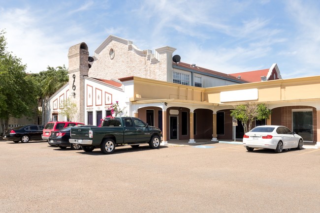 Colonial Square Multifamily/Retail Community in Harlingen, TX - Foto de edificio - Building Photo