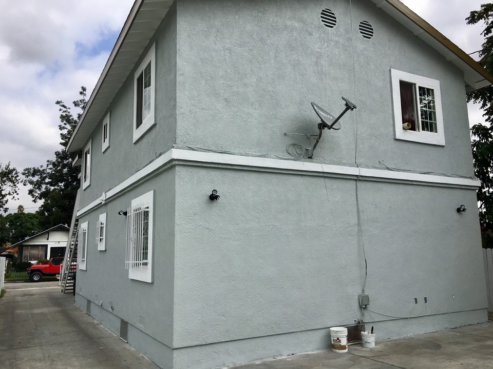 Duplex - East 80th Street in Los Angeles, CA - Building Photo