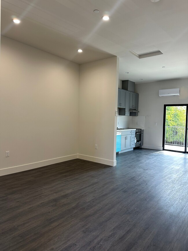 1702 S Hoover St, Unit 202 in Los Angeles, CA - Foto de edificio - Building Photo
