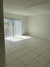 17500 NW 68th Ave in Hialeah, FL - Foto de edificio - Building Photo