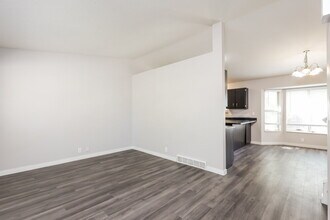 5902 Woodview Dr in Kearns, UT - Foto de edificio - Building Photo