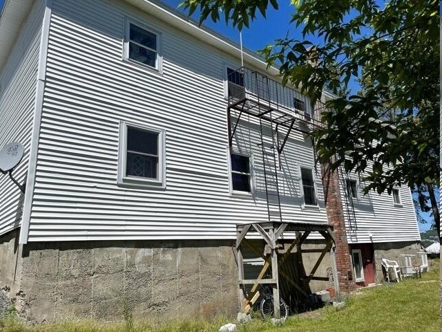 114 3rd Ave in Madawaska, ME - Foto de edificio - Building Photo