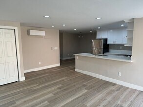 1542 1/2-1327 W Parade St in Long Beach, CA - Building Photo - Building Photo
