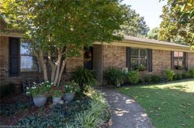 306 Elfen Glen St in Van Buren, AR - Building Photo - Building Photo