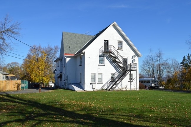 38 Wall St in Garnerville, NY - Foto de edificio - Building Photo