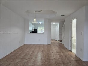 14045 SW 121st Pl in Miami, FL - Foto de edificio - Building Photo
