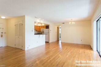 320 Hammond Pond Pkwy, Unit 201 in Brookline, MA - Foto de edificio - Building Photo