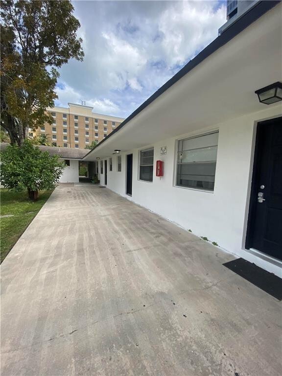 400 SE 9th Ct in Hallandale Beach, FL - Building Photo - Building Photo