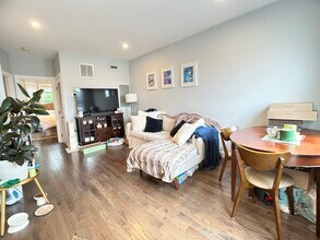 12 Cottage St, Unit 3 in Boston, MA - Foto de edificio - Building Photo