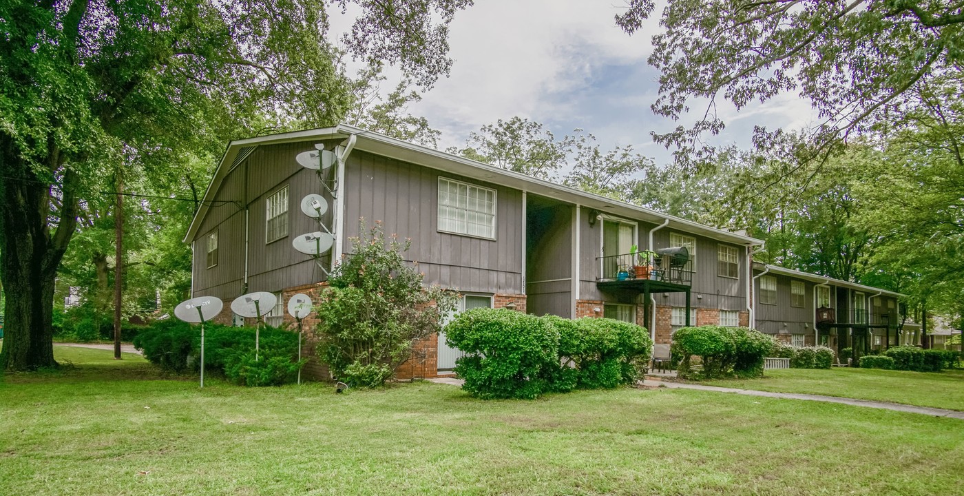 Lee Apartments in College Park, GA - Building Photo