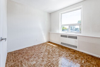 2355 Lake Shore Blvd W in Toronto, ON - Building Photo - Interior Photo