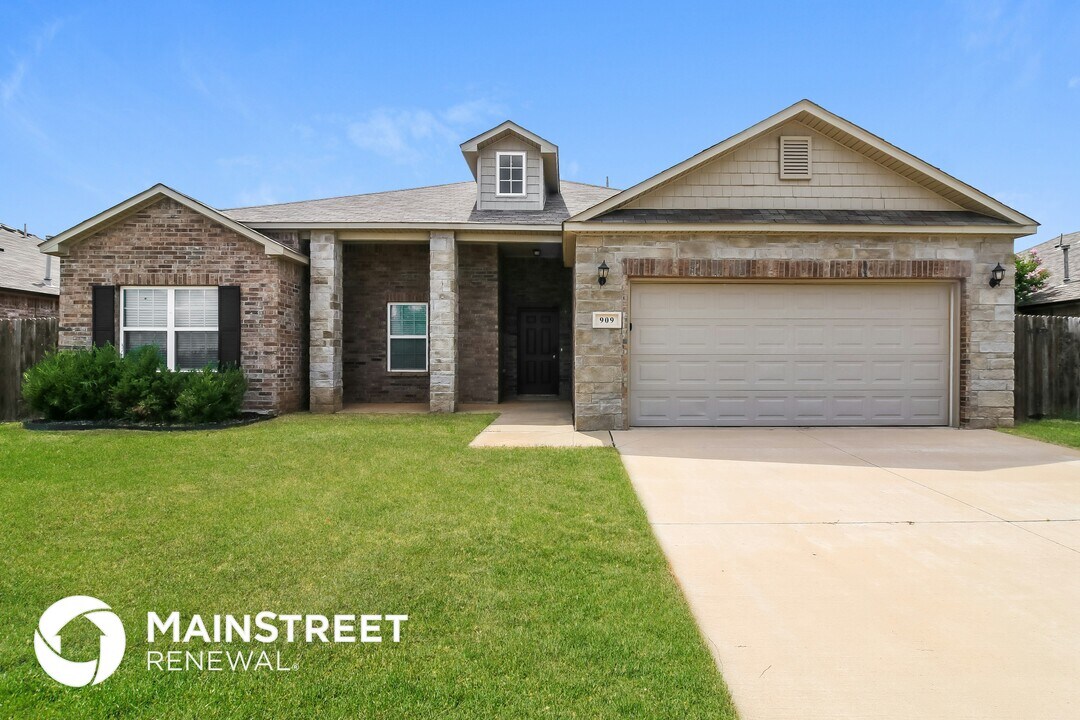 909 N Donald Way in Mustang, OK - Building Photo